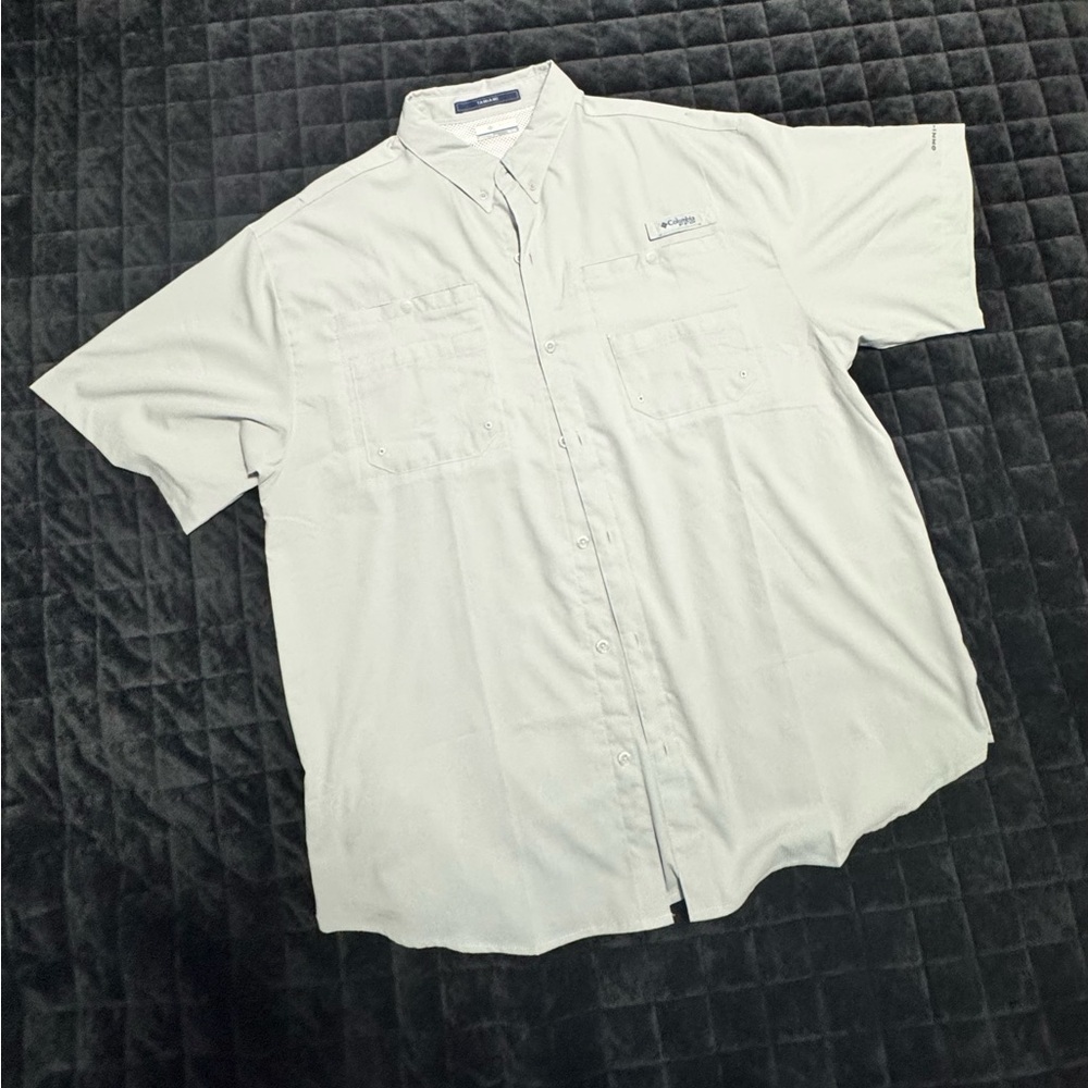 Columbia Light Gray Button-Up Short Sleeve Anglers Shirt. NWOT